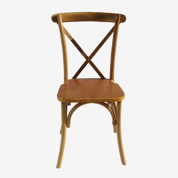 כיסא עץ להשכרה